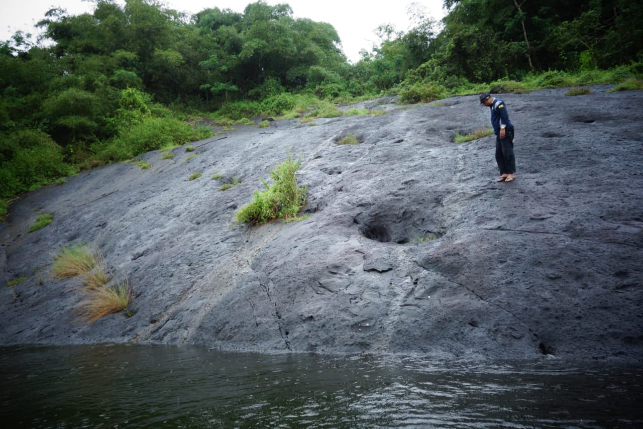 PENINGGALAN PURBA: Batuan sisa Gunung Api Purba Bawah Laut di perbukitan Desa Tiwingan Baru, kini menjadi salah satu situs Geopark Pegunungan Meratus.