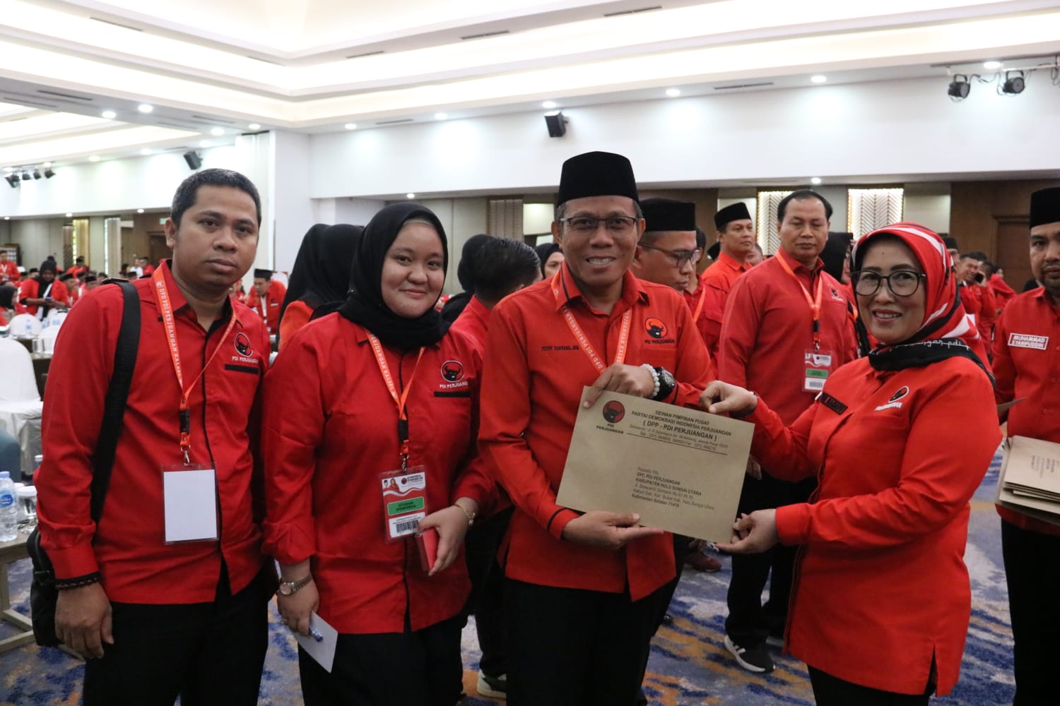 KEMBALI MEMIMPIN: Teddy Suryana anggota DPRD HSU (dua dari kiri) kembali memimpin Partai Demokrasi Perjuangan Indonesia (PDI-P) Kabupaten HSU.
