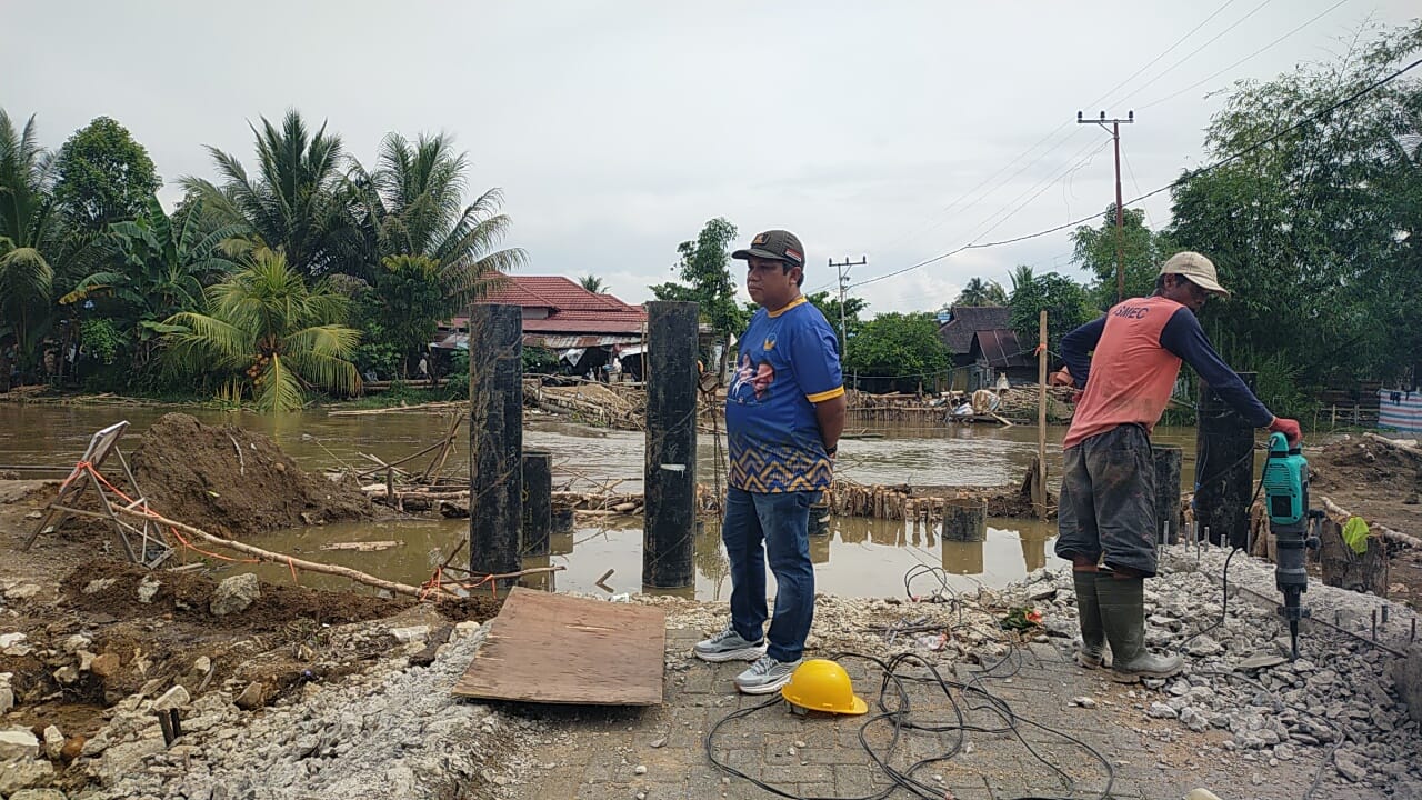 PANTAU: Anggota DPRD HST, Yajid Fahmi saat meninjau lokasi pembangunan jembatan di Desa Balimau HST, Minggu (16/11).