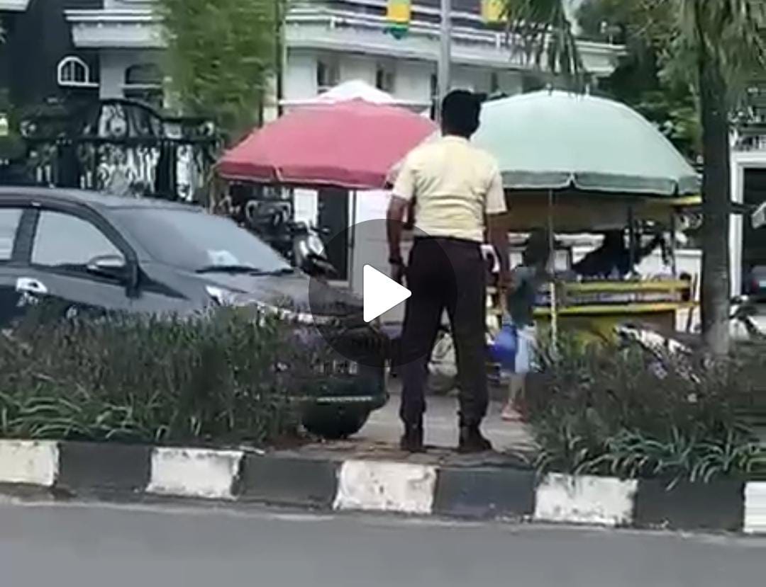 TEREKAM KAMERA: Video warga merekam detik-detik perkelahian di pinggir Jalan Hasan Basri Tapin Utara.