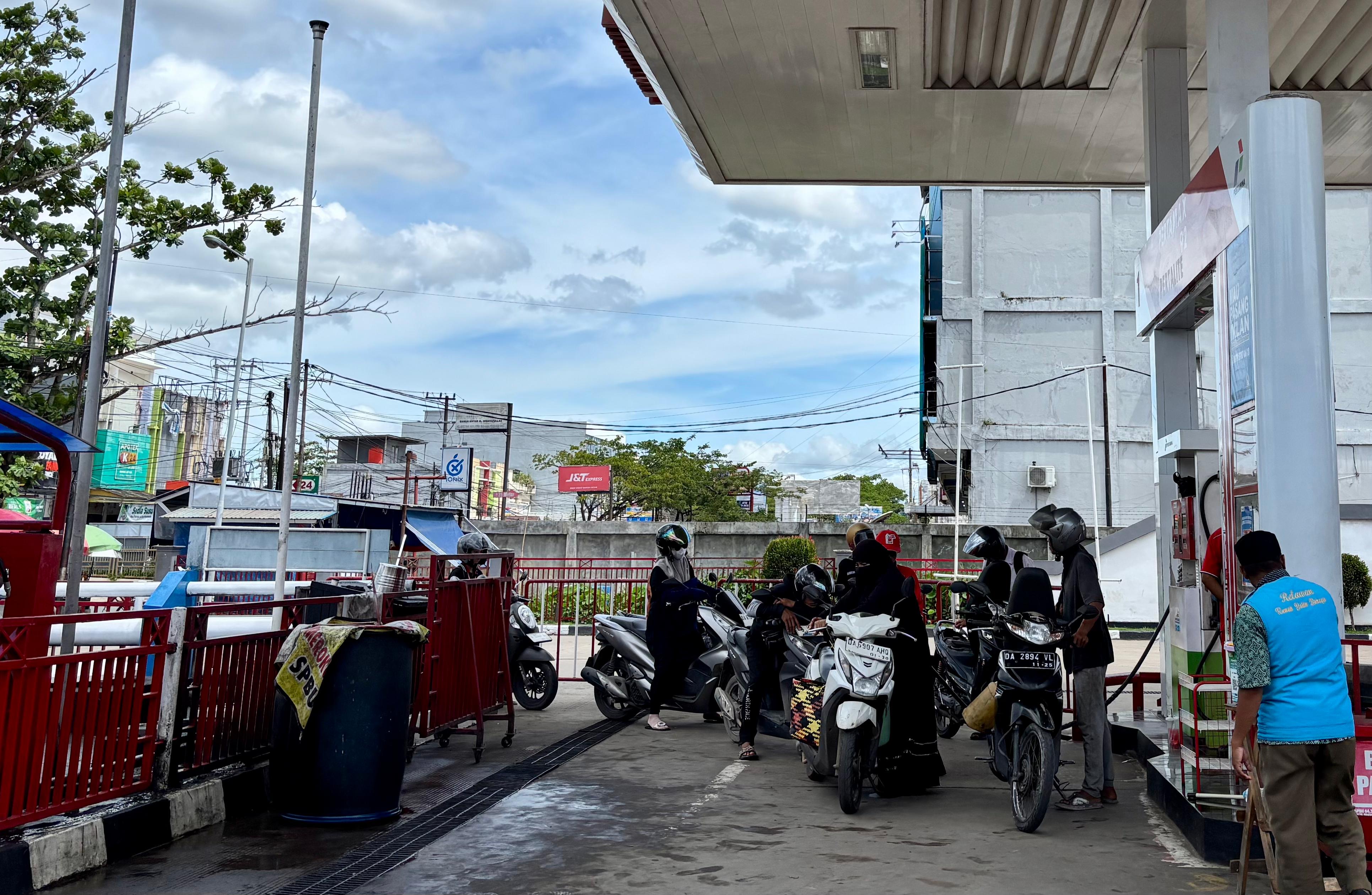 Sejumlah SPBU di Banjarmasin mengakui permintaan Pertamax sedang meroket dan kerap stok, akibatnya masyarakat kesulitan mencari Pertamax.