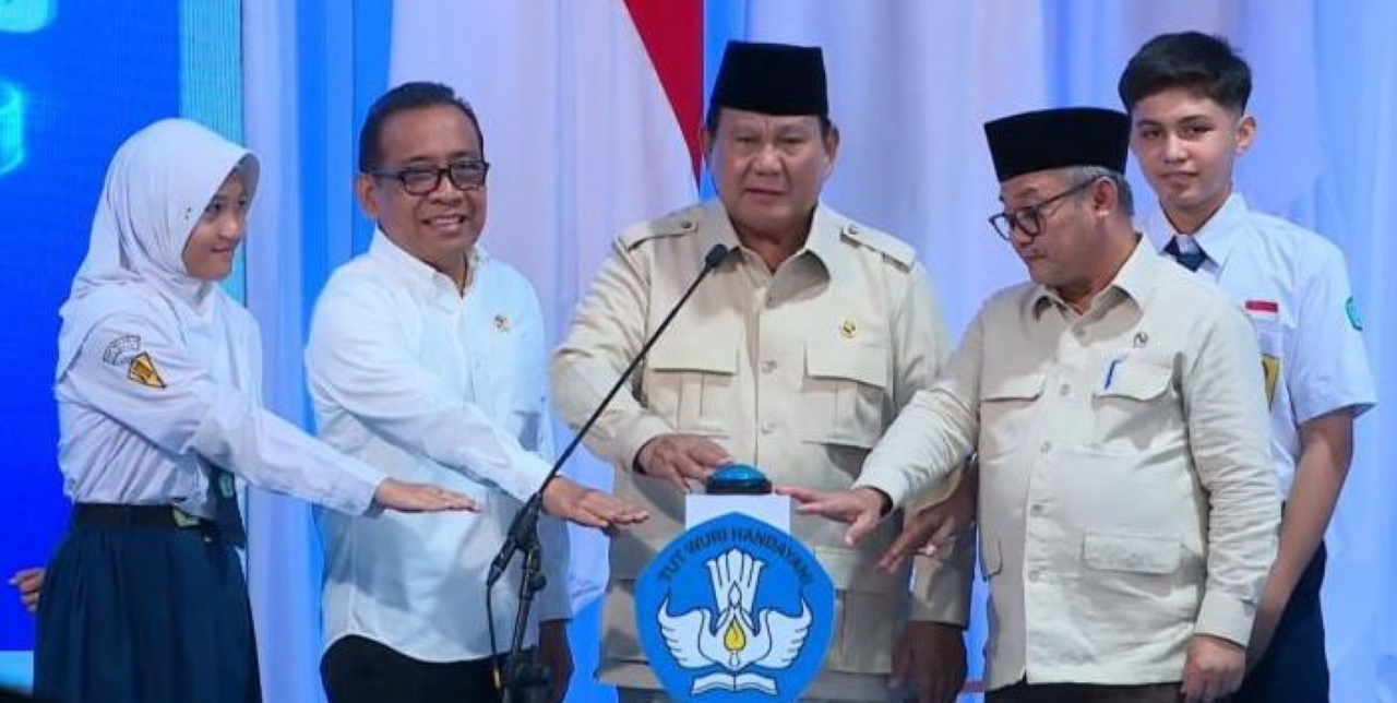 LAUNCHING: Siswa dari sejumlah sekolah di Kota Bekasi, Jawa Barat, menyaksikan kedatangan Presiden Prabowo Subianto di SMPN 4 Kota Bekasi, Senin (17/11), untuk meluncurkan penggunaan smartboard.