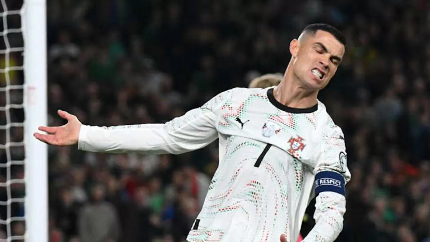 KECEWA: Cristiano Ronaldo kecewa setelah kartu merah pertamanya bersama Timnas Portugal.