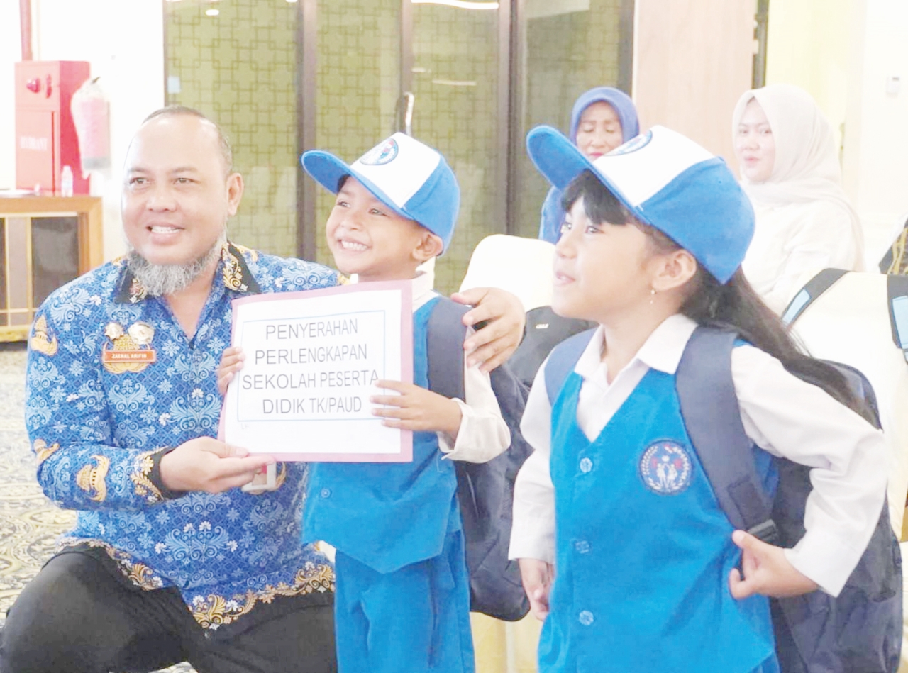 SENANG: Anak TK menerima bantuan secara simbolis di Kantor Bupati Kotabaru.