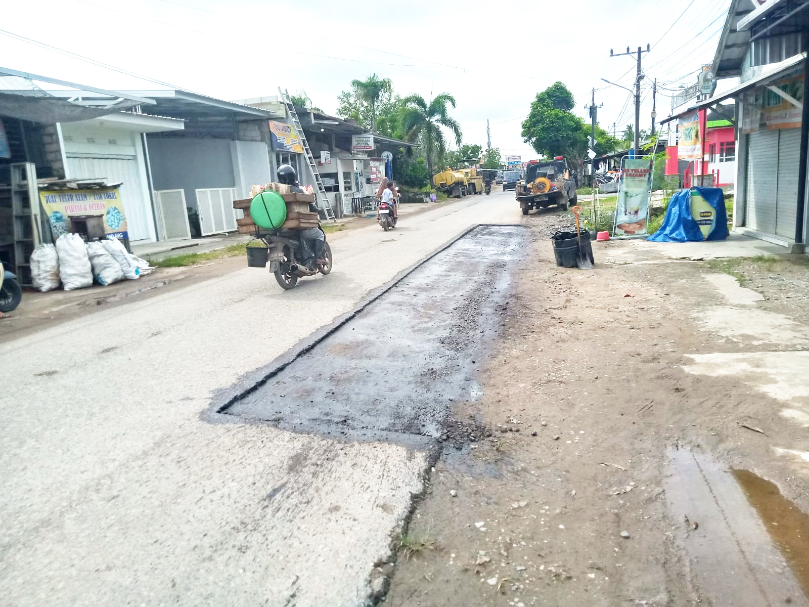 DITUTUP: Kondisi proyek perbaikan Jalan Sukamara yang sempat terkendala akibat cuaca buruk.