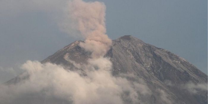 Foto erupsi Gunung Semeru pada Minggu (14/9) pagi.