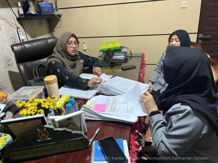 HATI-HATI:Bidang AHU Kanwil Kemenkum Kalsel melaksanakan Audit Pengawasan Kepatuhan Prinsip Mengenali Pengguna Jasa (PMPJ) terhadap notaris di Kabupaten Tapin, Selasa (18/11/2025).