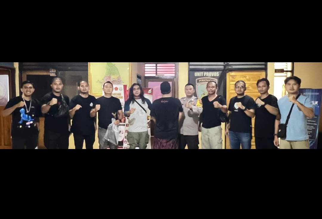 TERTANGKAP: Pelaku masih menggunakan sarung yang ia pakai saat melaksanakan aksi pembacokan.