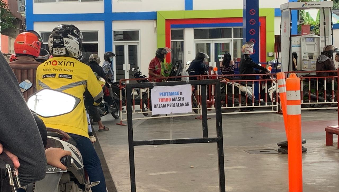LANGKA: Tulisan pemberitahuan Pertamax masih dalam perjalanan menandai kelangkaan BBM non-subsidi yang mulai dirasakan warga Banjarmasin.