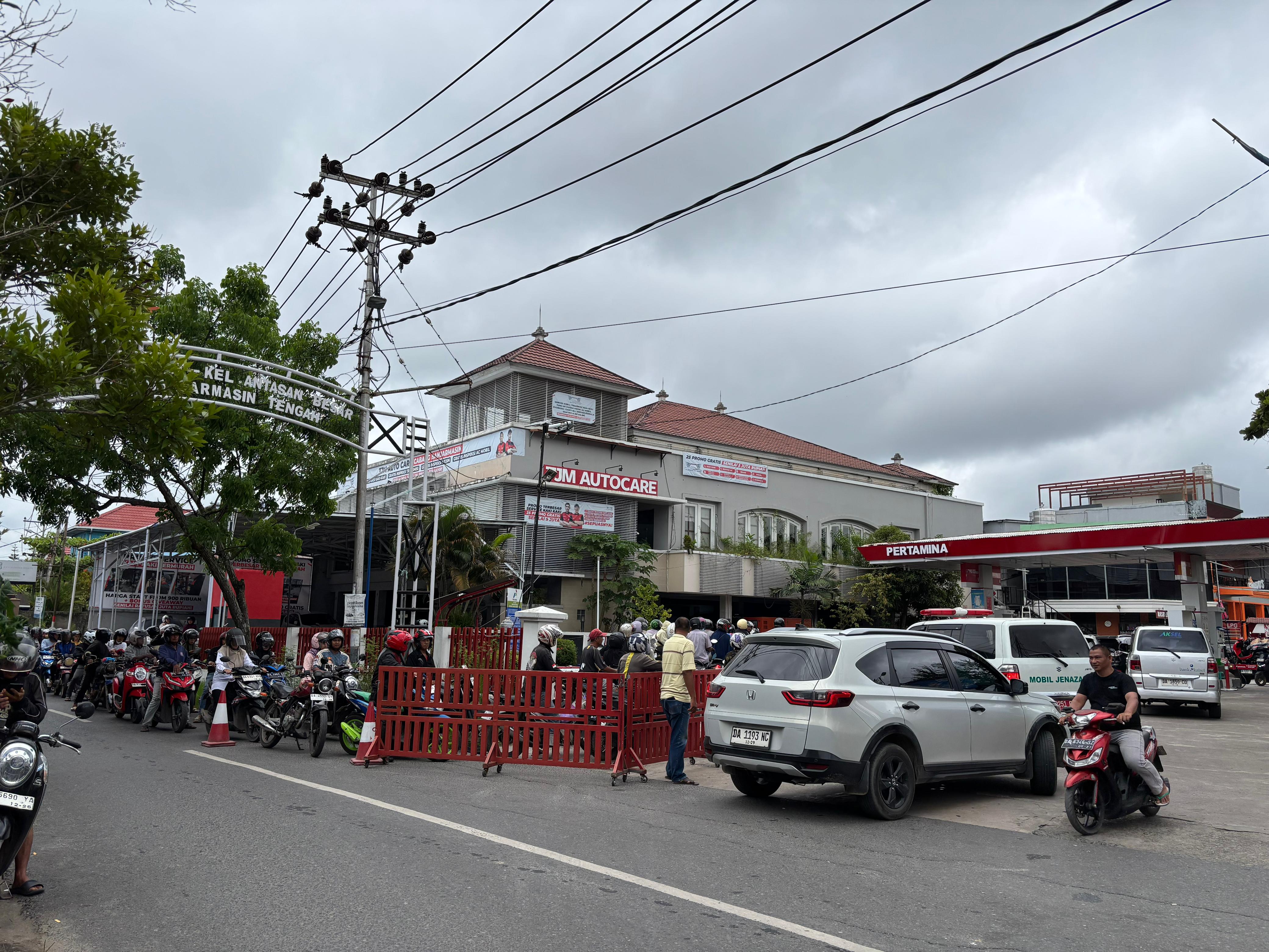 MENGULAR: Antrean panjang pengendara motor tampak mengular untuk mendapatkan Pertamax di SPBU Jalan Pulau Laut Banjarmasin, Rabu (19/11/2025) pagi.