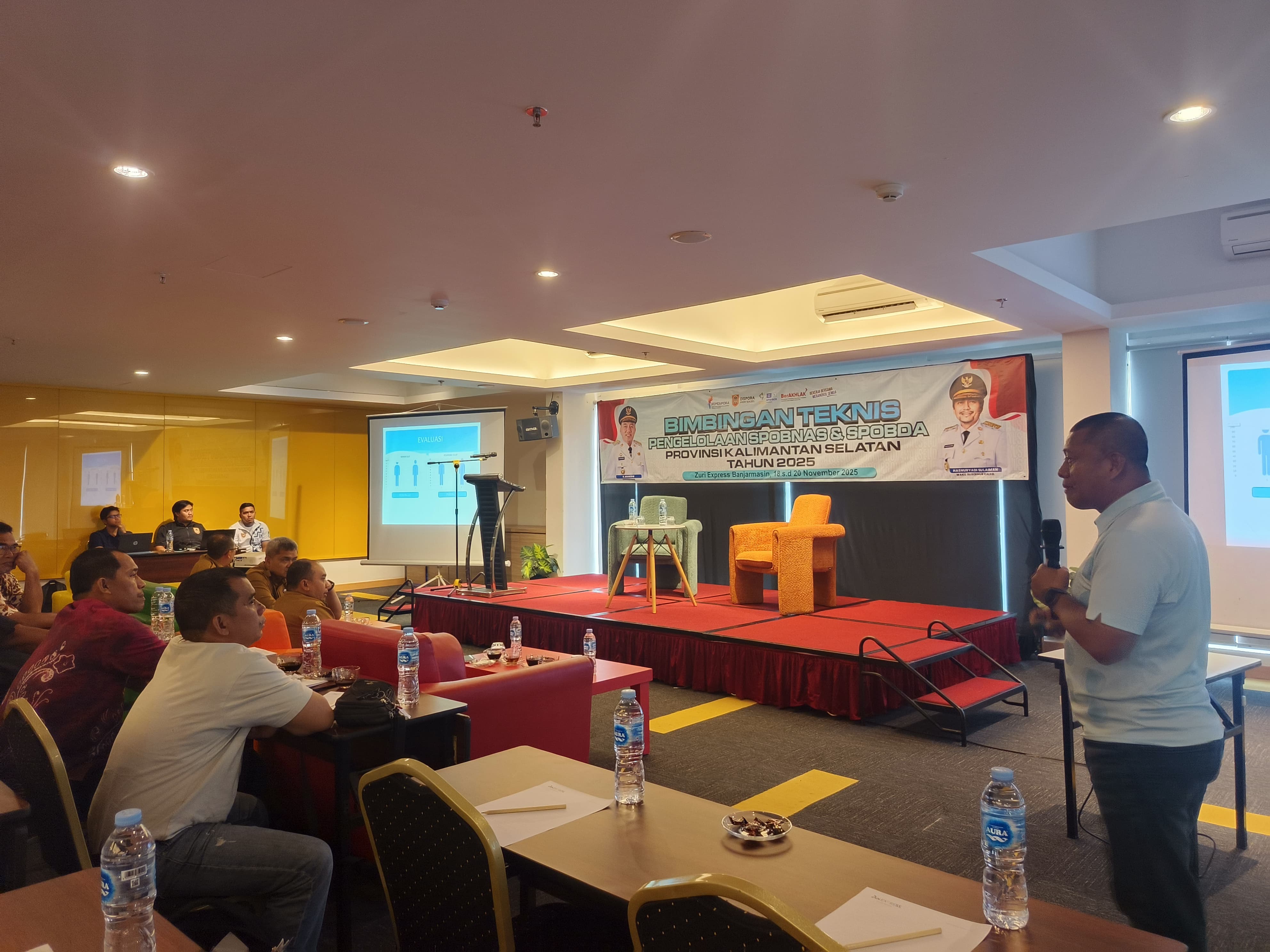 MEMPERHATIKAN: Para pelatih dari berbagai cabang olahraga mengikuti BIMTEK Pengelolaan SPOBNAS & SPOPDA 2025 di Banjarmasin, sebagai bagian dari evaluasi dan penyusunan program pembinaan atlet pelajar
