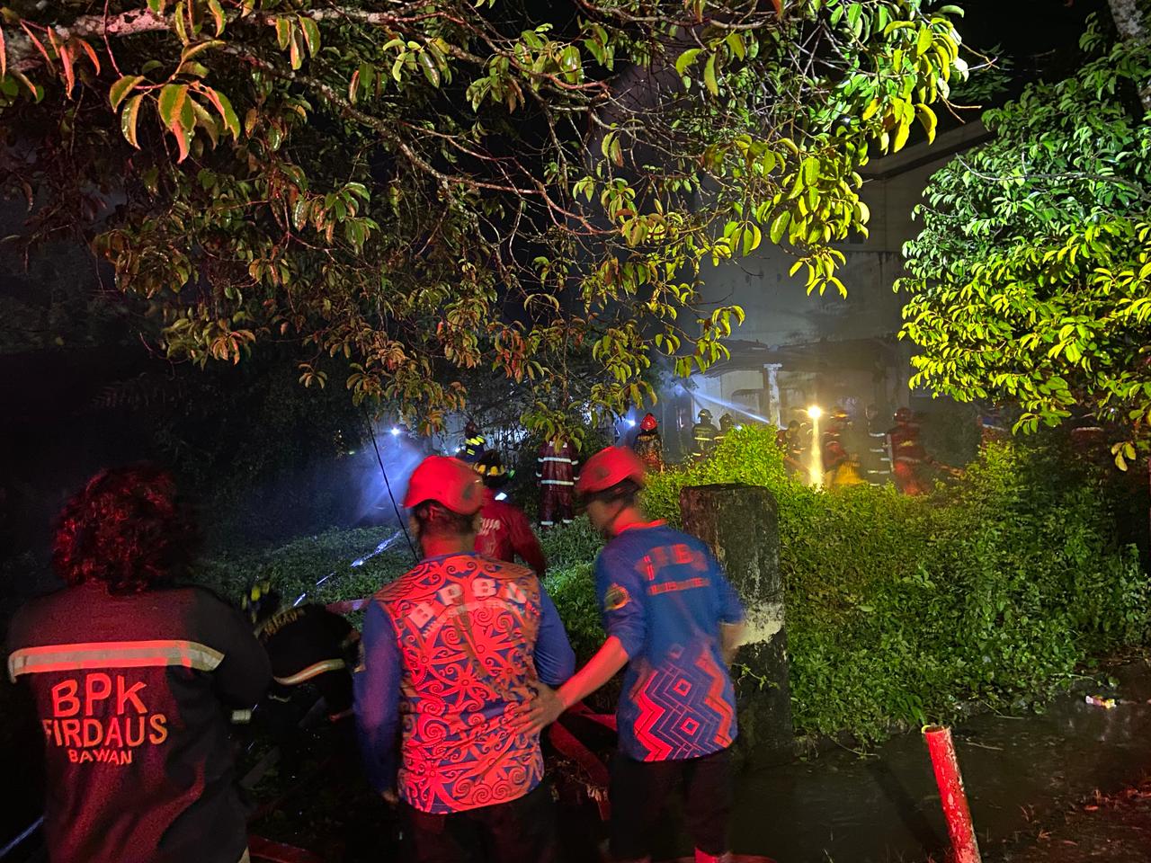 TERBAKAR: Anggota BPBD HST melakukan pemadaman api. (Foto: BPBD HST untuk Radar Banjarmasin)