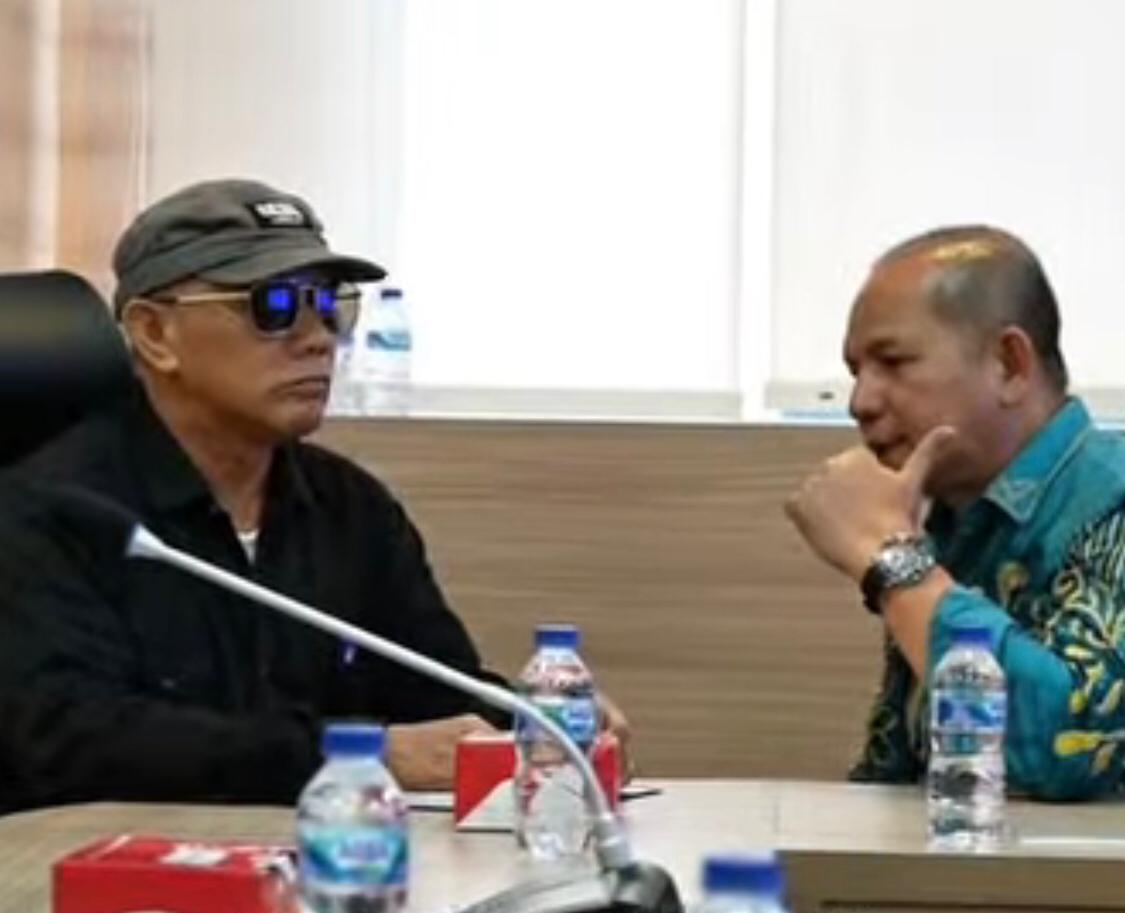 KOMITMEN: Bupati Kotabaru H Rusli memberikan arahan ke Risa Ahyani Kadiskoperidag Kotabaru. Foto: Prokopim Setda Kotabaru.