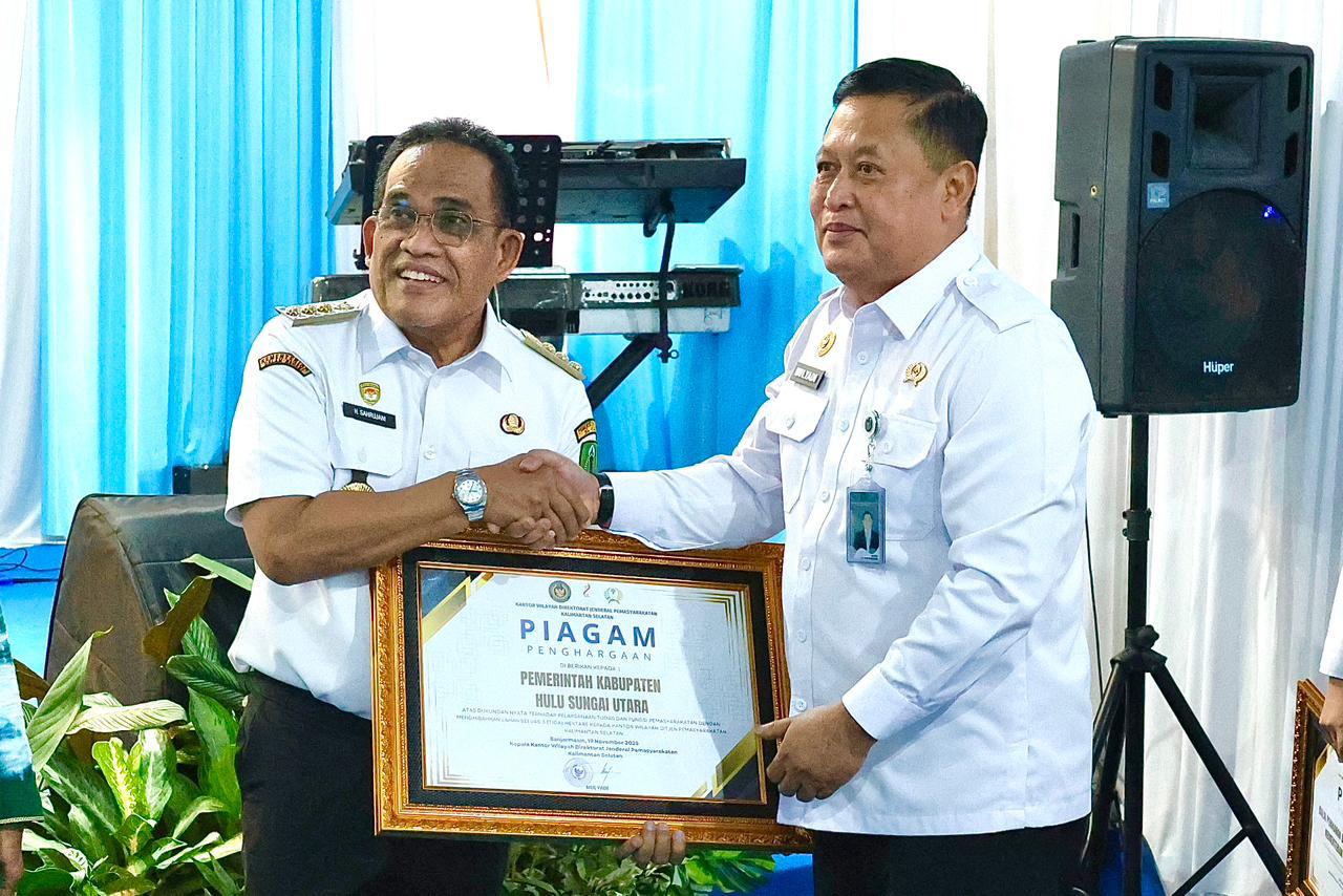 HADIR:Bupati Kabupaten HSU, H Sahrujani menerima penghargaan dari Kepala Kantor Wilayah Direktorat Jenderal Pemasyarakatan Kalsel, Mulyadi di Lembaga Pemasyarakatan Kelas IIA Banjarmasin, Rabu (19/11)