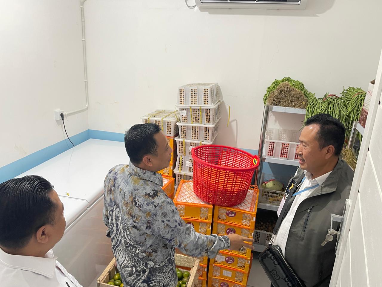 STANDARISASI:Wakil Ketua Umum KADIN Indonesia Korwil Kalimantan, Andi Yuslim Patawari saat meninjau SPPG Belitung, Selasa (18/11/2025).