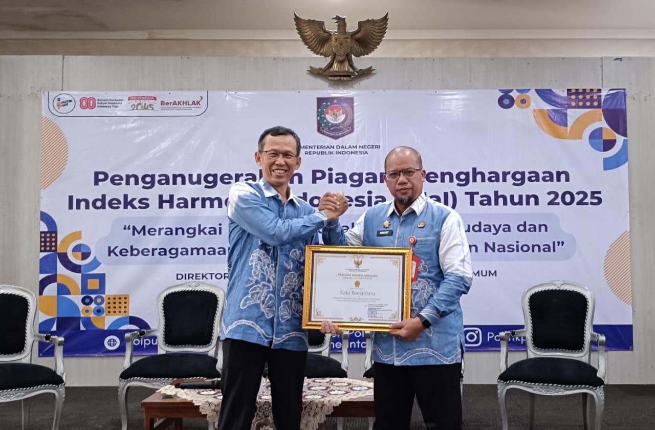 SALAM KOMANDO:Kepala Kesbangpol Banjarbaru bersama perwakilan Kemendagri usai menerima piagam Penghargaan Indeks Harmoni Indonesia (IHuI) 2025 yang diserahkan di Gedung F Kemendagri, Jakarta.