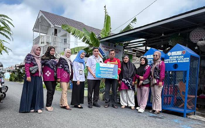 PEDULI LINGKUNGAN:Bank Kalsel menjalin kerja sama dengan Pusat Daur Ulang (PDU) Skala RT Bank Sampah &ldquo;Bahe&rsquo;mart&rdquo; dalam program &ldquo;Tempat Sampah Sedekah Botol Plastik&rdquo;.