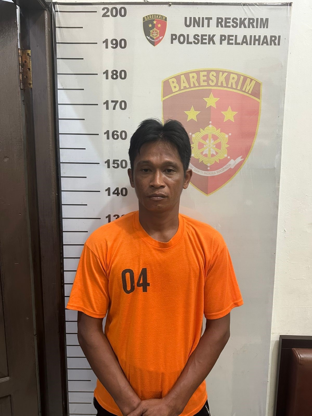 DIAMANKAN : Seorang pria berinisial E diamankan jajaran Polsek Pelaihari karena diduga mencuri besi proyek pembangunan kantor di Pelaihari