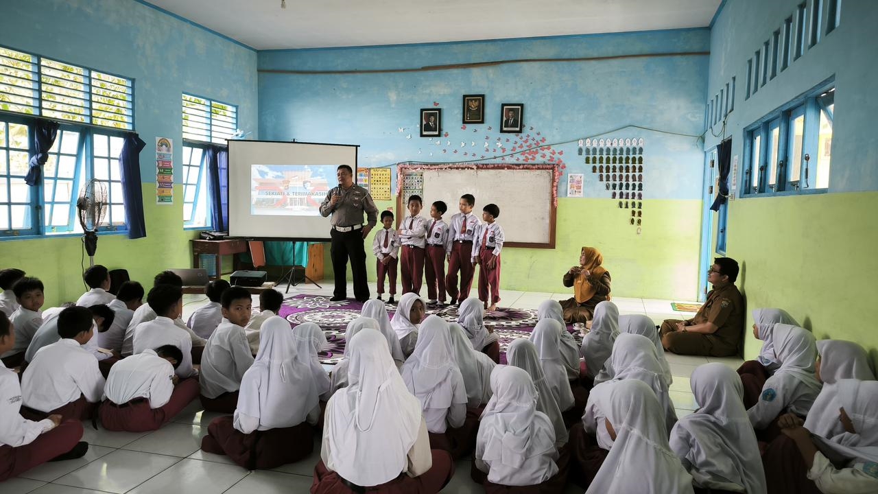 EDUKASI : Anak anak SD di Kotabaru diberikan edukasi tentang sepeda listrik agar tidak melanggar lalu lintas.