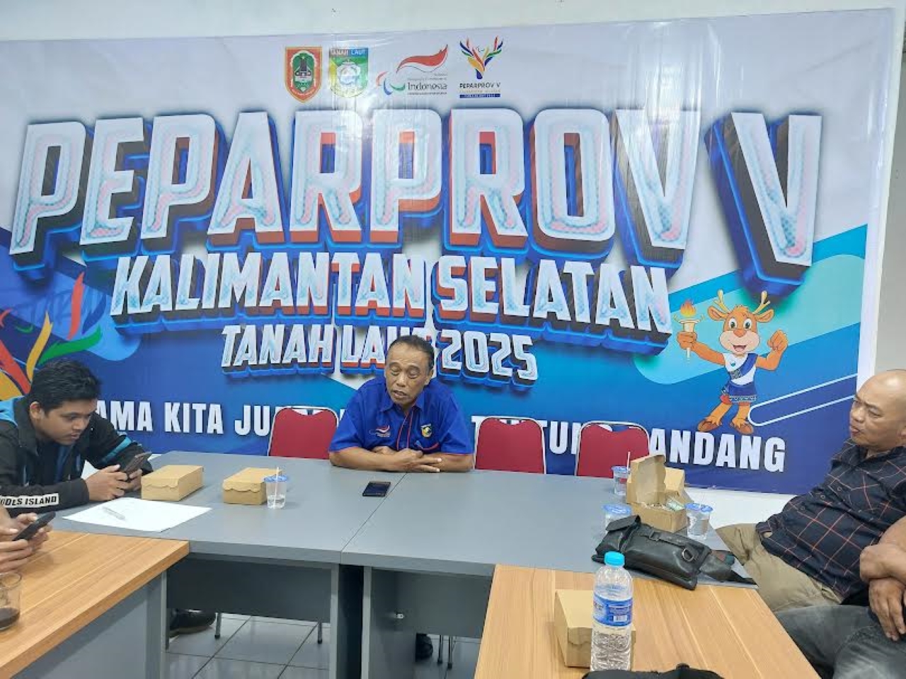 PEMAPARAN: Ketua National Paralympic Committee Indonesia (NPCI) Tanah Laut (Tala) Andang Dewanto saat memaparkan kesiapan Pekan Paralympic Provinsi (Peparprov) V di Tala.
