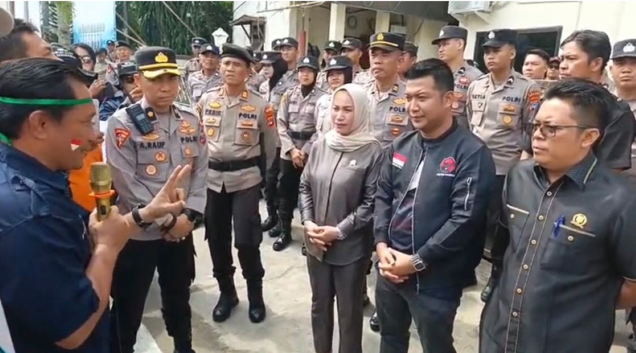 ASPIRASI: Perwakilan buruh berbicara lantang di hadapan DPRD Kotabaru.