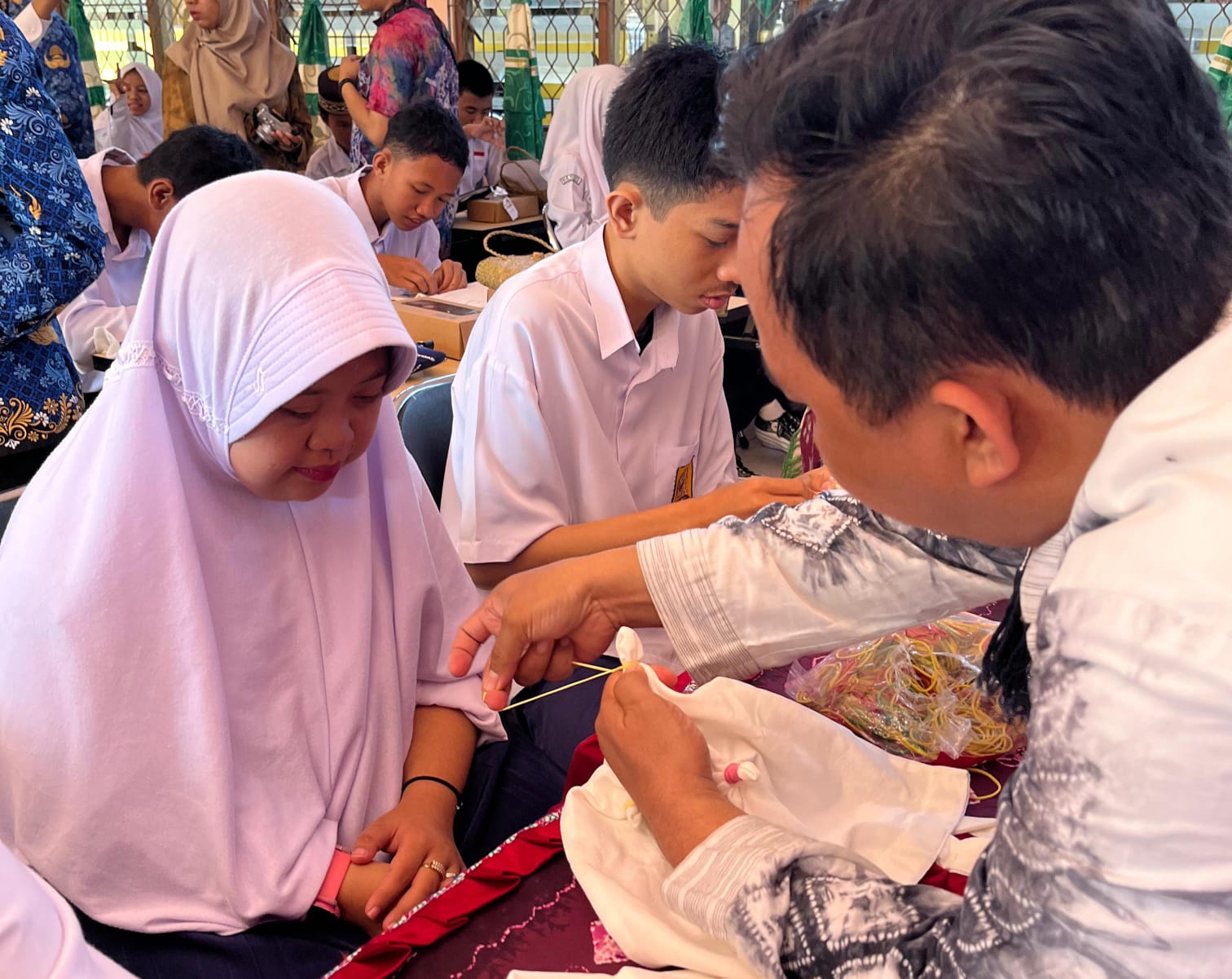 PRAKTIK: Siswi SLBN Kandangan saat dilatih membuat kain sasirangan dalam program vokasional KPP.