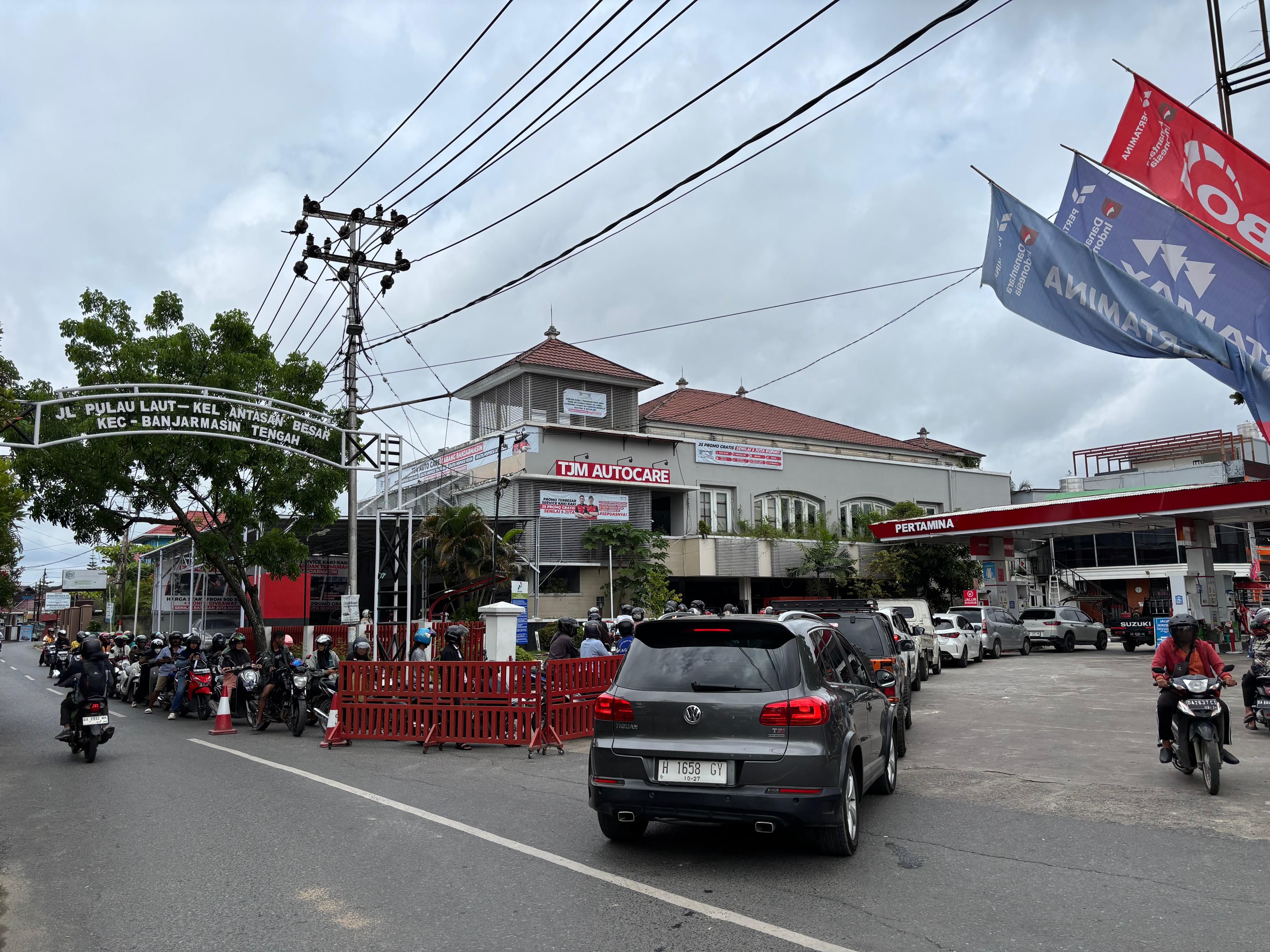 MENGULAR HINGGA KELUAR: Antrean panjang pengendara motor tampak mengular untuk mendapatkan Pertamax di SPBU Jalan Pulau Laut Banjarmasin, Rabu (19/11/2025) pagi.