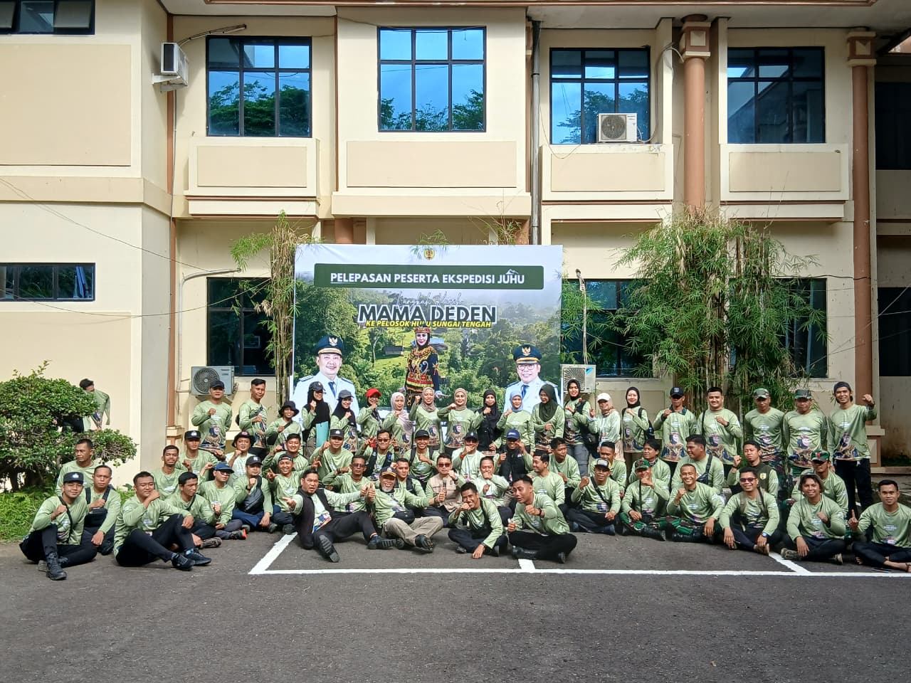 SIAP MENDAKI TEROBOS HUTAN: Rombongan ekspedisi Mama Deden ke Juhu sebagai desa terjauh di HST resmi dilepas di Halaman Kantor Bupati HST, Rabu (19/11/2025). Ekspedisi ini untuk pendidikan PAUD.