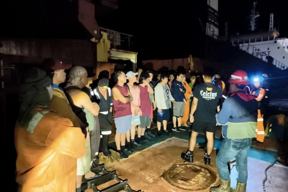 SELAMATKAN: Tim SAR mengevakuasi ABK KM BlueRay yang terbakar di Perairan Tanjung Pemancingan, Kotabaru, Selasa (18/11/2025) malam.