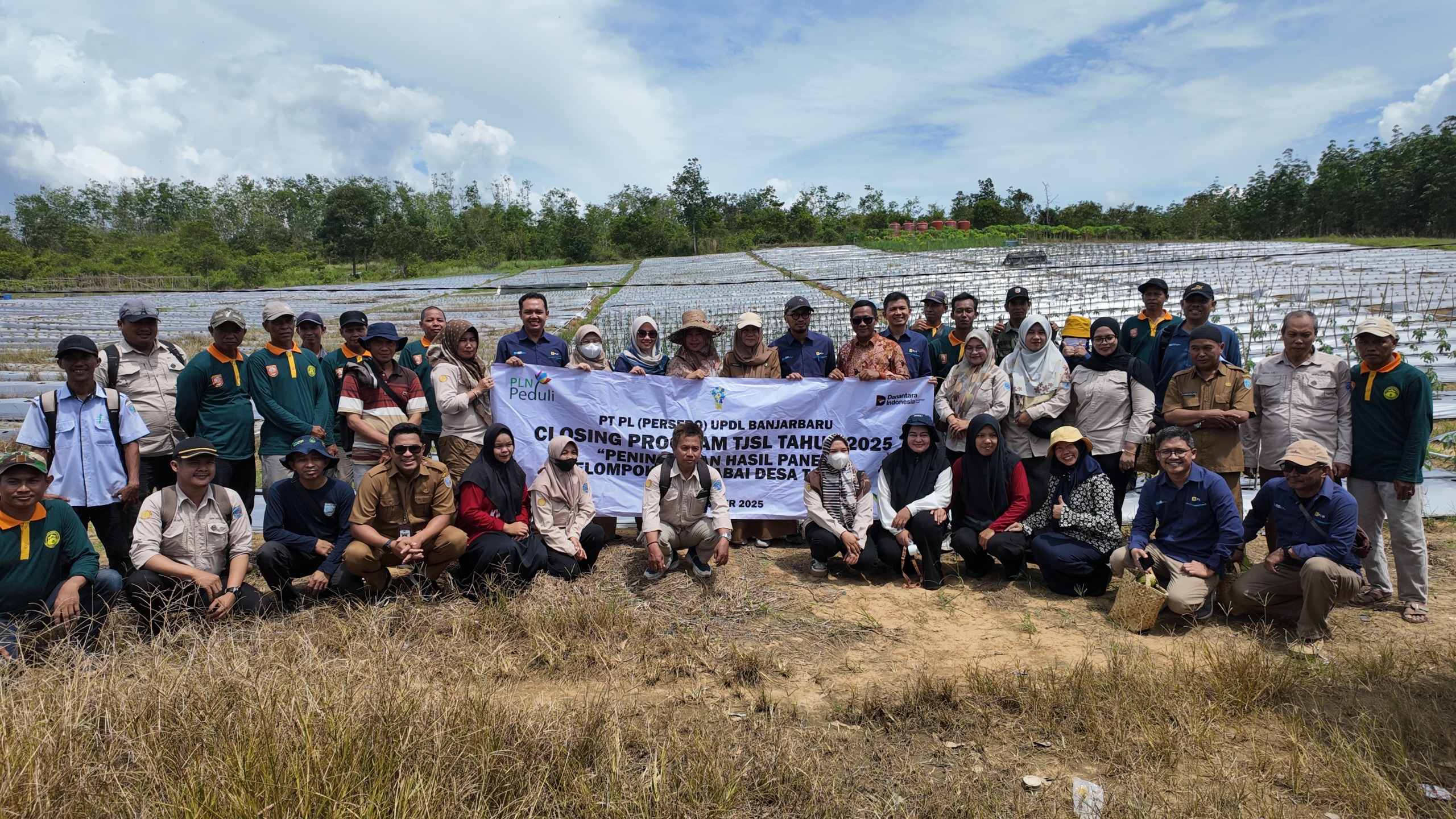 FOTO BERSAMA: Manager PLN, perangkat desa, dan petani berfoto bersama saat meninjau lahan cabai seluas sembilan hektare.
