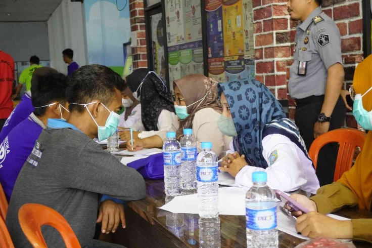 PEMERIKSAAN: Petugas kesehatan melakukan pemeriksaan dahak untuk deteksi dini TBC pada wargabinaan di salah satu puskesmas di Kabupaten Banjar.