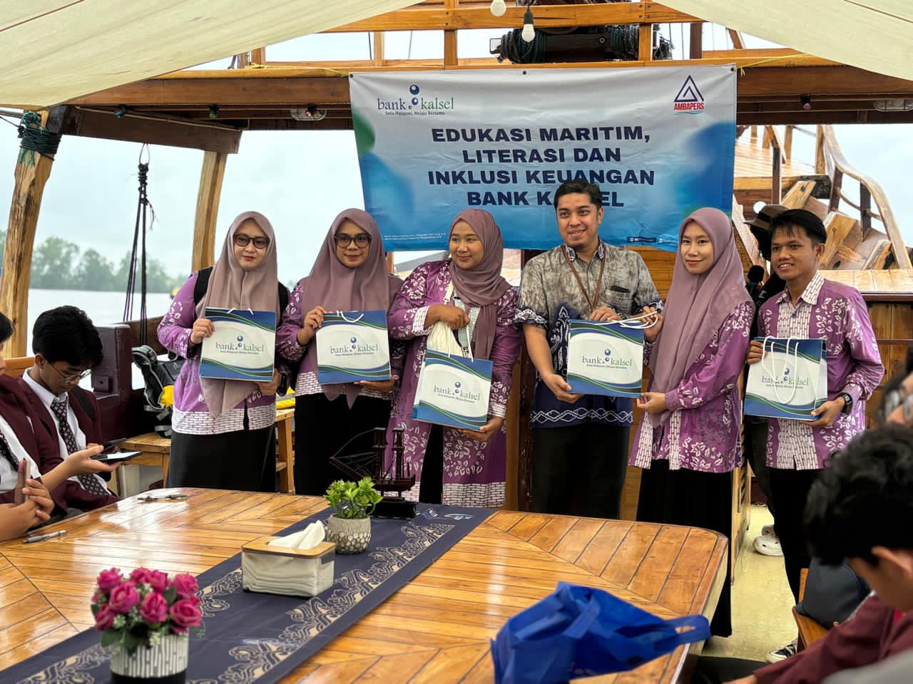 CERDAS FINANSIAL: Kegiatan edukasi Bank Kalsel yang digelar di atas Kapal Pinisi Barito River Cruise, Kamis (20/11/2025).