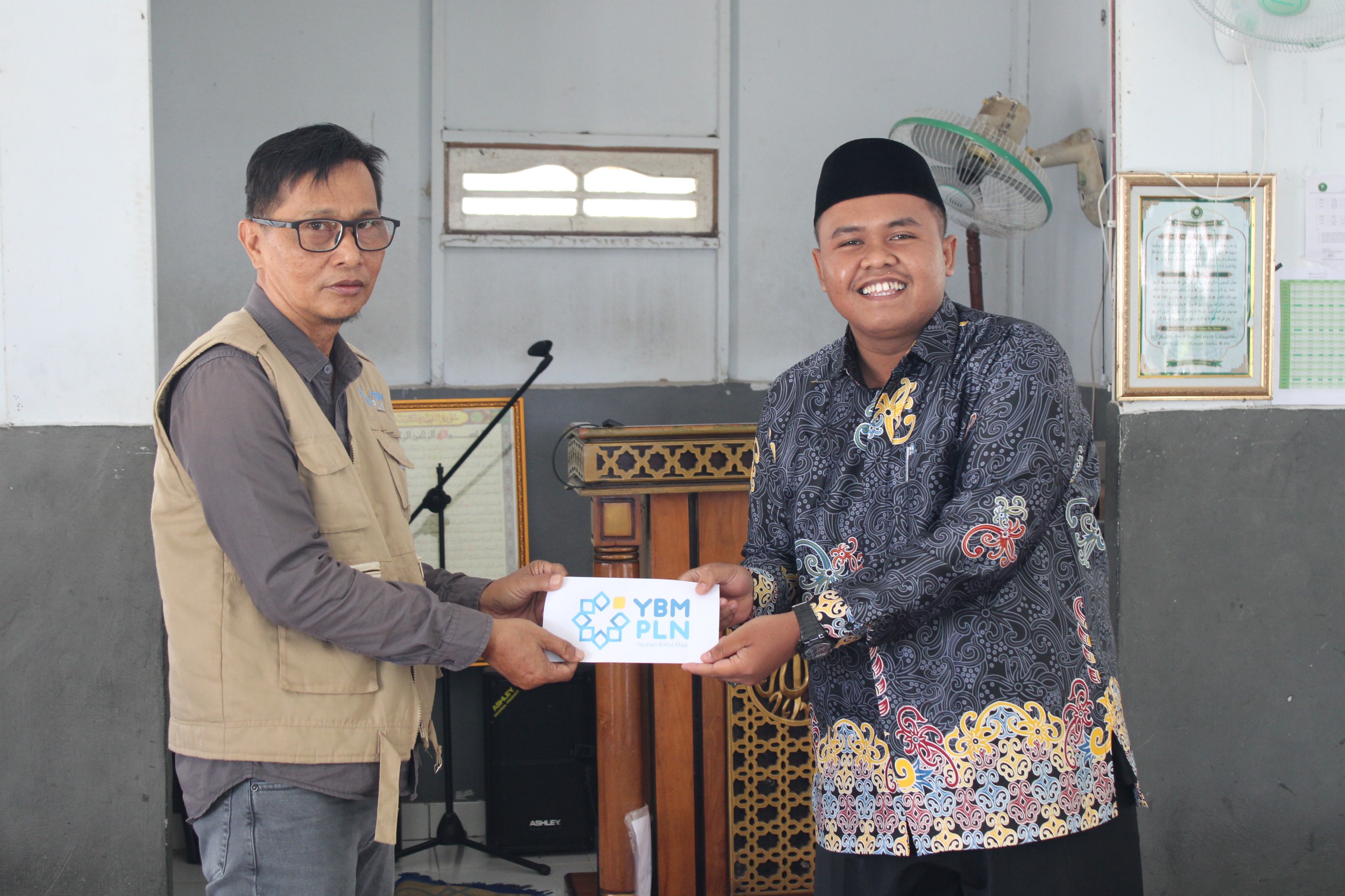 SEMRINGAH:Senyum kebahagiaan A Immaduddin Fakhri saat menerima bantuan program pendidikan