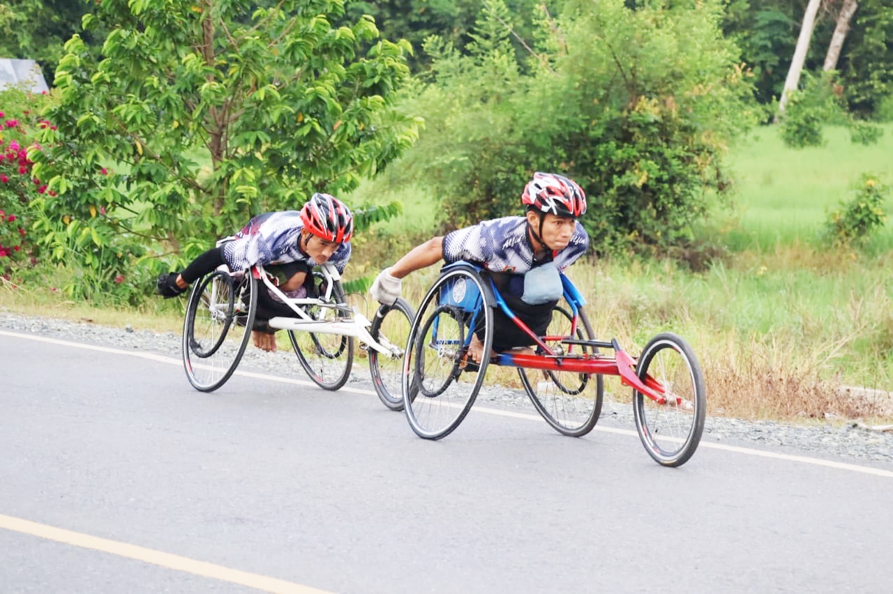 BERLATIH: Alfianoor (depan) saat berlatih jelang Pekan Paralympic Provinsi (Peparprov) V 2025 di Tanah Laut.