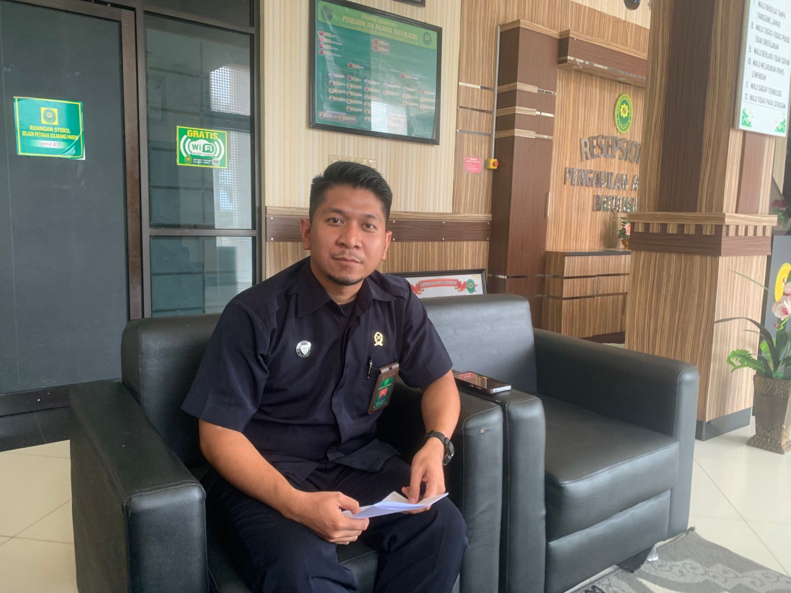 KETERANGAN: Juru Bicara Pengadilan Agama Batulicin Muh. Naufal Aziz memberikan keterangan terkait angka perceraian di Tanah Bumbu. (Foto: Zulqarnain/Radar Banjarmasin)