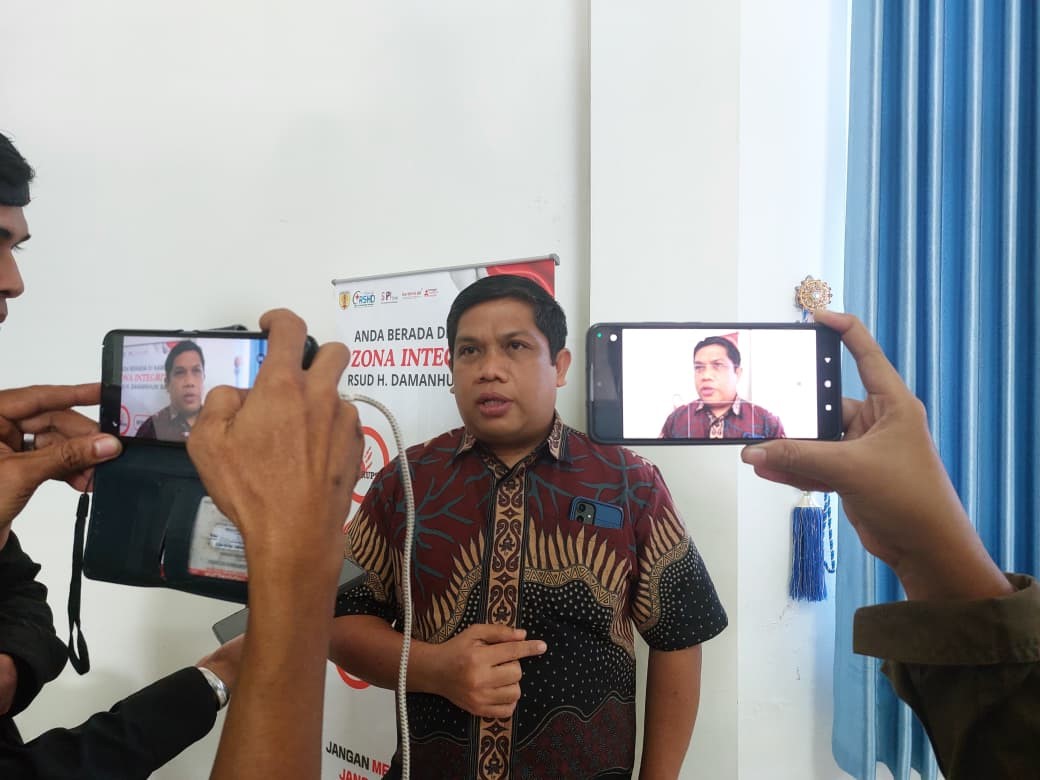 LEGISLATOR: Anggota DPRD HST, Yajid Fahmi saat diwawancarai, Kamis (20/11/2025). (Foto: Jamaluddin/Radar Banjarmasin).