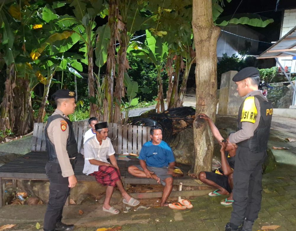SAMBANGI: Masyarakat di Pulau Sembilan didatangi Anggota Polsek Pulau Sembilan.  Foto: Polsek Pulau Sembilan.