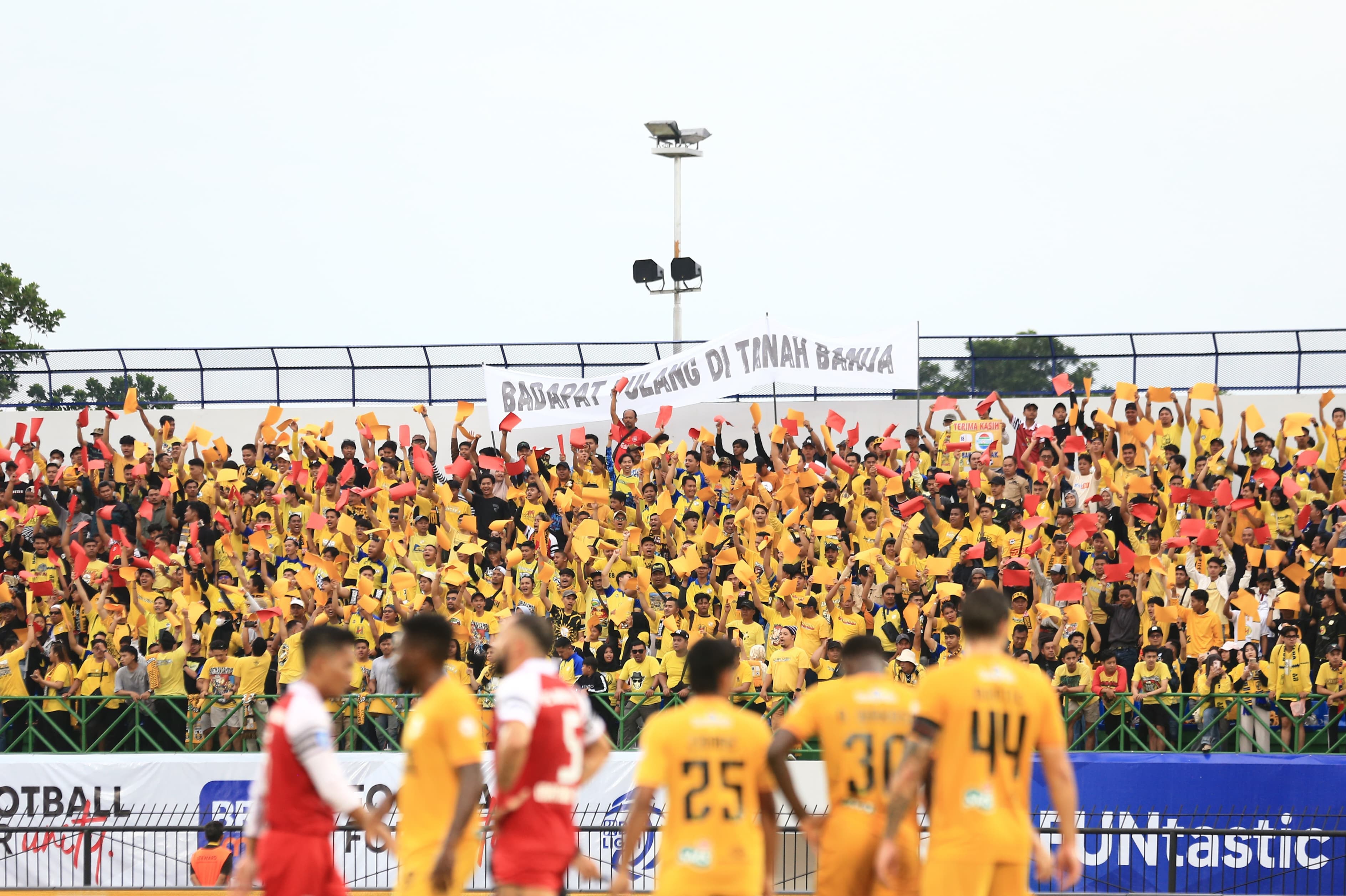 MENANTI: Suporter Barito Mania beraksi memberikan dukungan di tribun Stadion Demang Lehman, memberikan dukungan penuh untuk Laskar Antasari.(M Idris Jian Sidik)