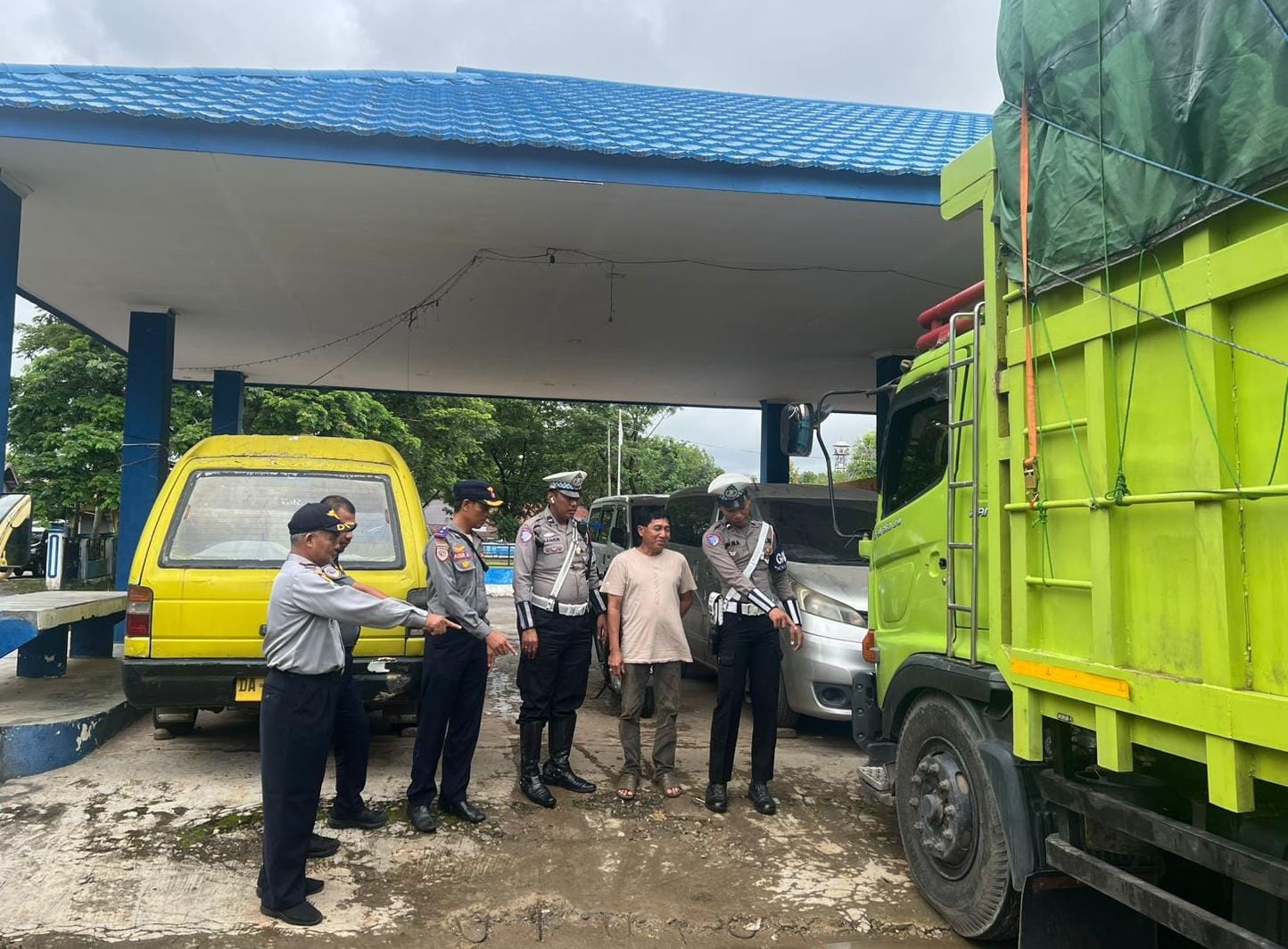 CEK: Anggota Satlantas Polres HSU dan Dishub HSU, melaksanakan ramp check kendaraan barang dan penumpang di terminal Banua Lima Kecamatan Amuntai Tengah, Kamis (20/11/2025). (Foto: M.Akbar/Radar Banja