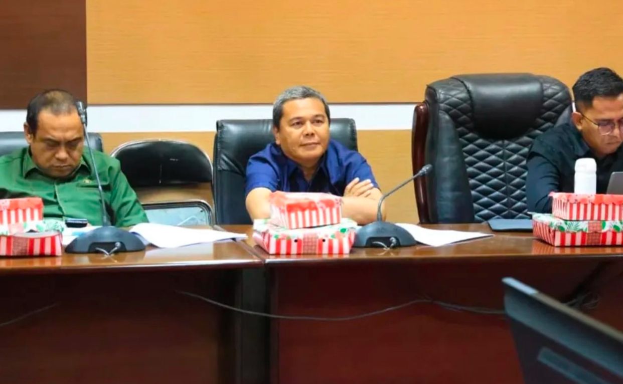 MENYIMAK: Gusti Erwin Arifin (tengah) saat menghadiri rapat dengar pendapat di Gedung DPRD Tanah Bumbu. (Foto: DPRD Tanah Bumbu untuk Radar Banjarmasin)