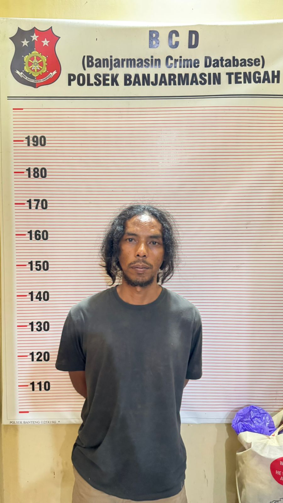 DIBEKUK:Tim gabungan mengamankan pelaku tak lama saat bekuk dalam perjalanan menuju persembunyiannya ke HSS.//Polsek banjarmaisn Tengah untuk Radar.