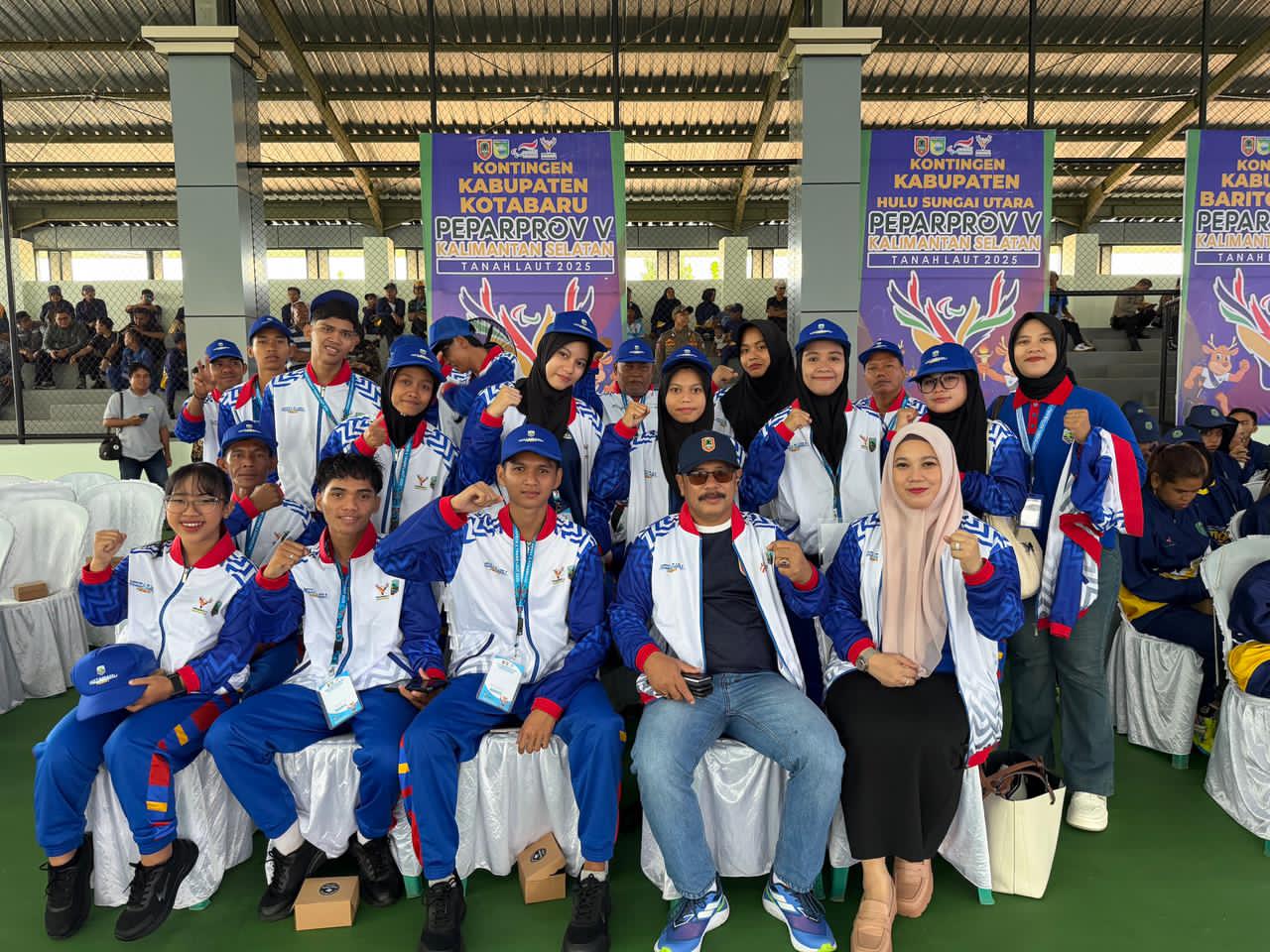BERSEMANGAT:Staf Ahli Bupati Kotabaru, Johanudin dan Sekretaris Disparpora Kotabaru, Evi bersama para atlet Paralympic Kotabaru yang akan tampil di Peparprov Kalsel V 2025 di Pelaihari, Kabupaten Tala