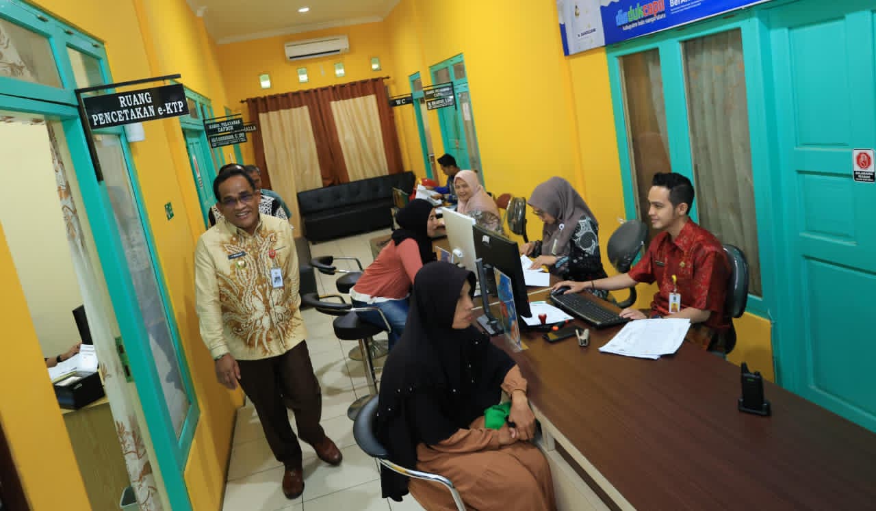 MOMEN:Bupati HSU, H Sahrujani saat melihat pelayanan kependudukan dan pencatatan sipil di Kantor Dinas Disdukcapil HSU, Kamis (20/11/2025).