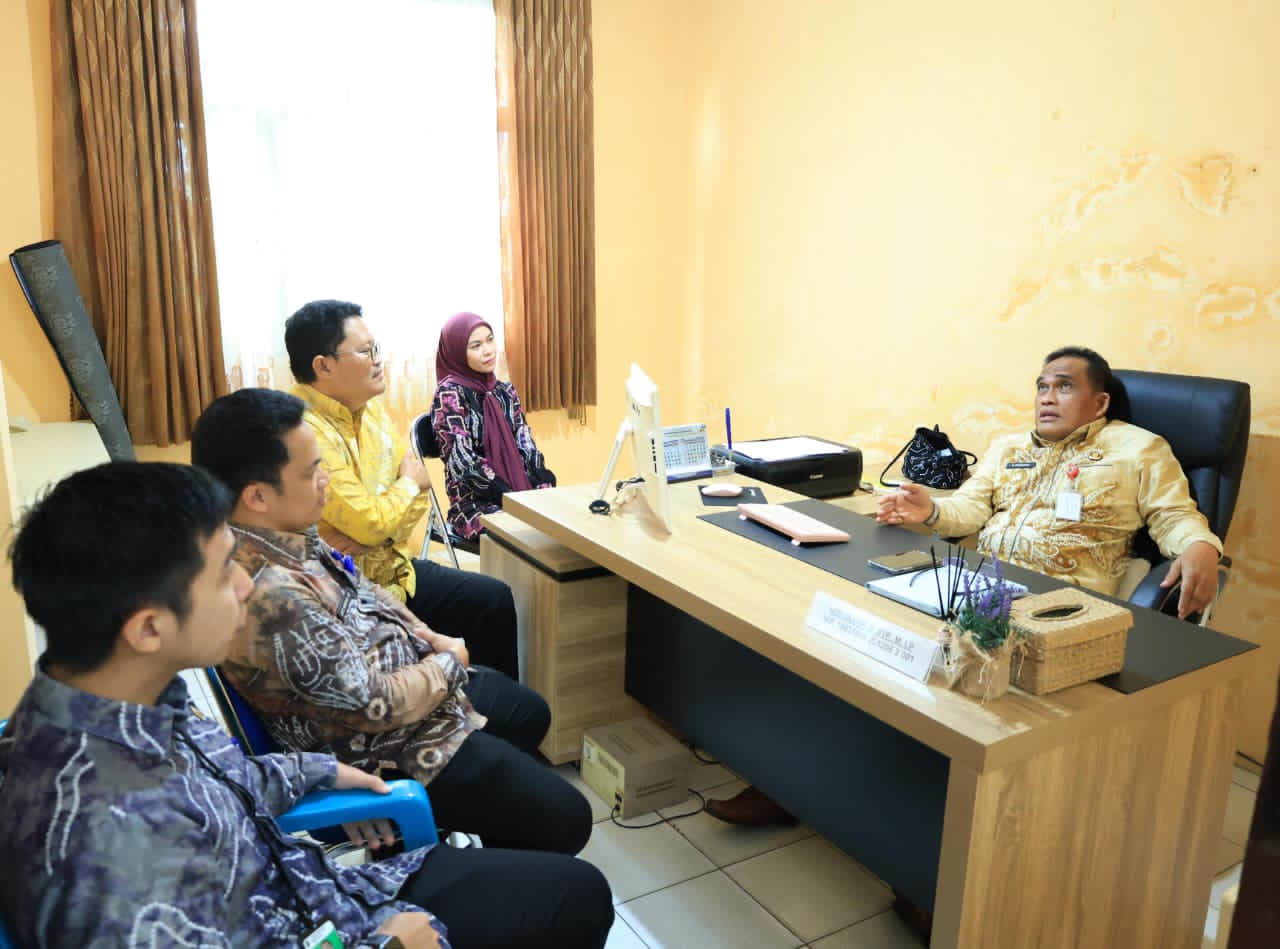 PENGARAHAN:Bupati HSU, H Sahrujani saat berbincang dengan Kadis Kominfo HSU, Jony Rahman (tengah) didampingi Kabag Prokopim Setda HSU, Agus Wahyudi (dua kiri).