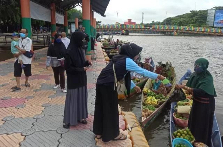 Pasar Terapung di Sungai Martapura, tepian Jalan Pierre Tendean, Banjarmasin Tengah.