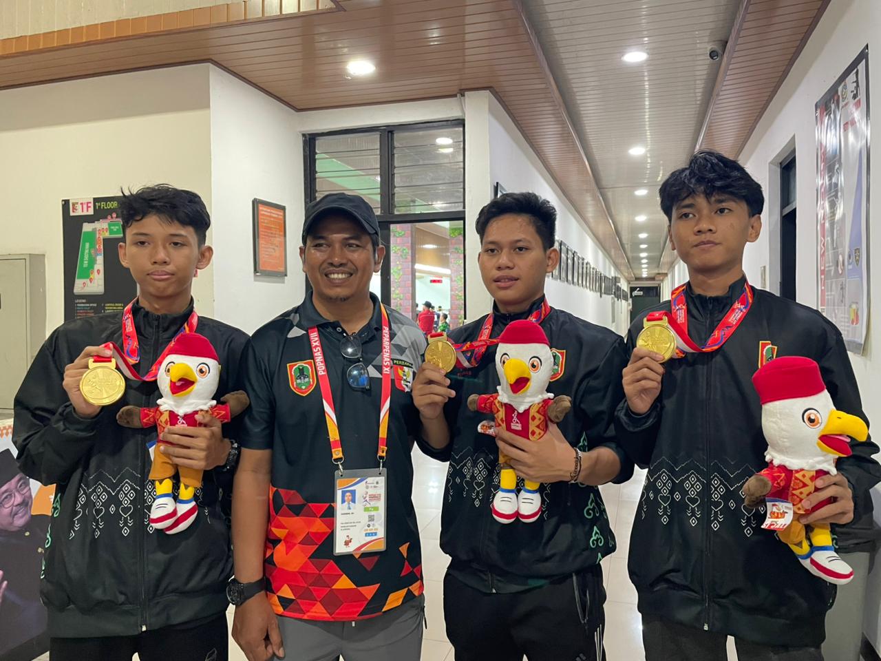 TETAP MAKSIMAL: Para atlet Kalimantan Selatan penyumbang medali pada ajang POPNAS XVII Jakarta berpose bersama usai pertandingan. (Dispora Kalsel)