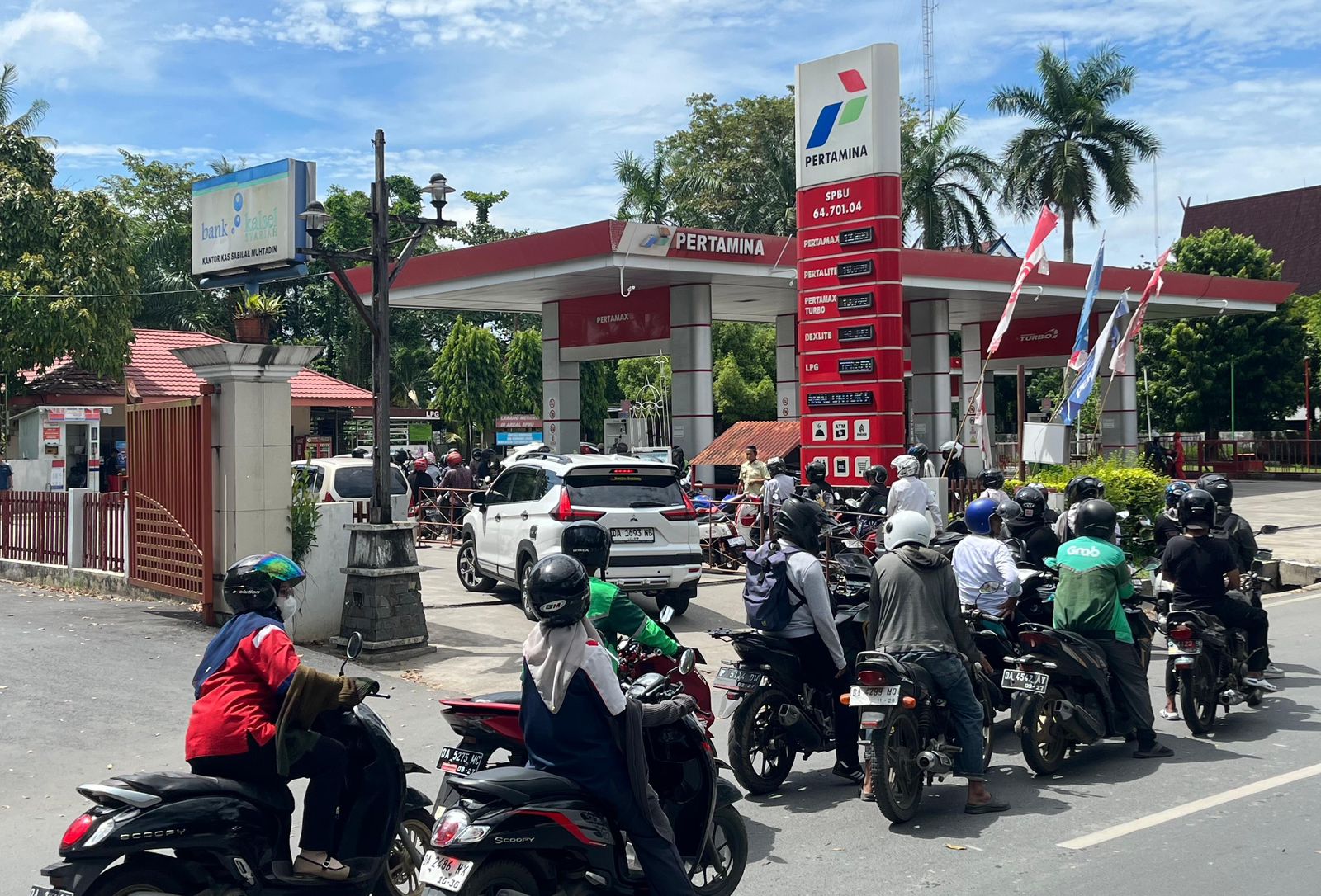 MENGULAR: Antrean panjang terjadi di SPBU Sabilal Muhtadin  Banjarmasin, Kamis (20/11). (Foto: Muhammad Oscar Fraby)