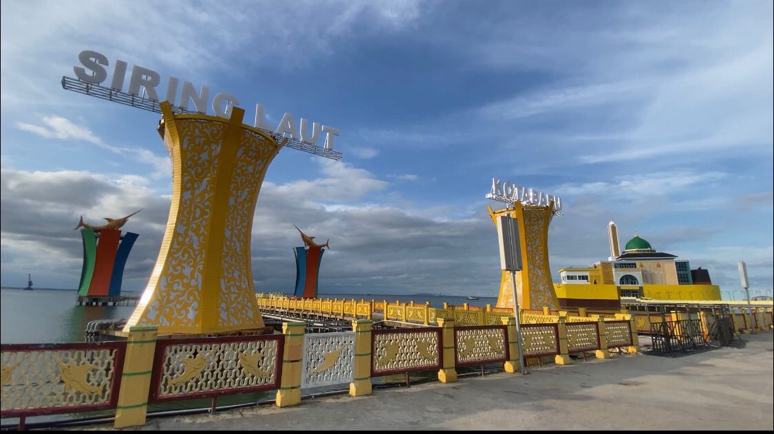 SIRING LAUT: Ikon Bumi Saijaan yang ada di Objek Wisata Siring Laut Kotabaru. Foto: Jumain/ Radar Banjarmasin.