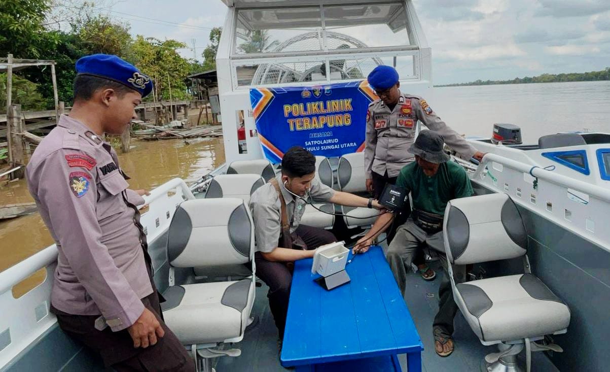 KESEHATAN: Pelayanan klinik terapung anggota Polair Polres HSU bersama Puskesmas Sapala di Kecamatan Paminggir, menyentuh akses kesehatan warga di pedalaman Sungai Barito. (Foto: Polres HSU)