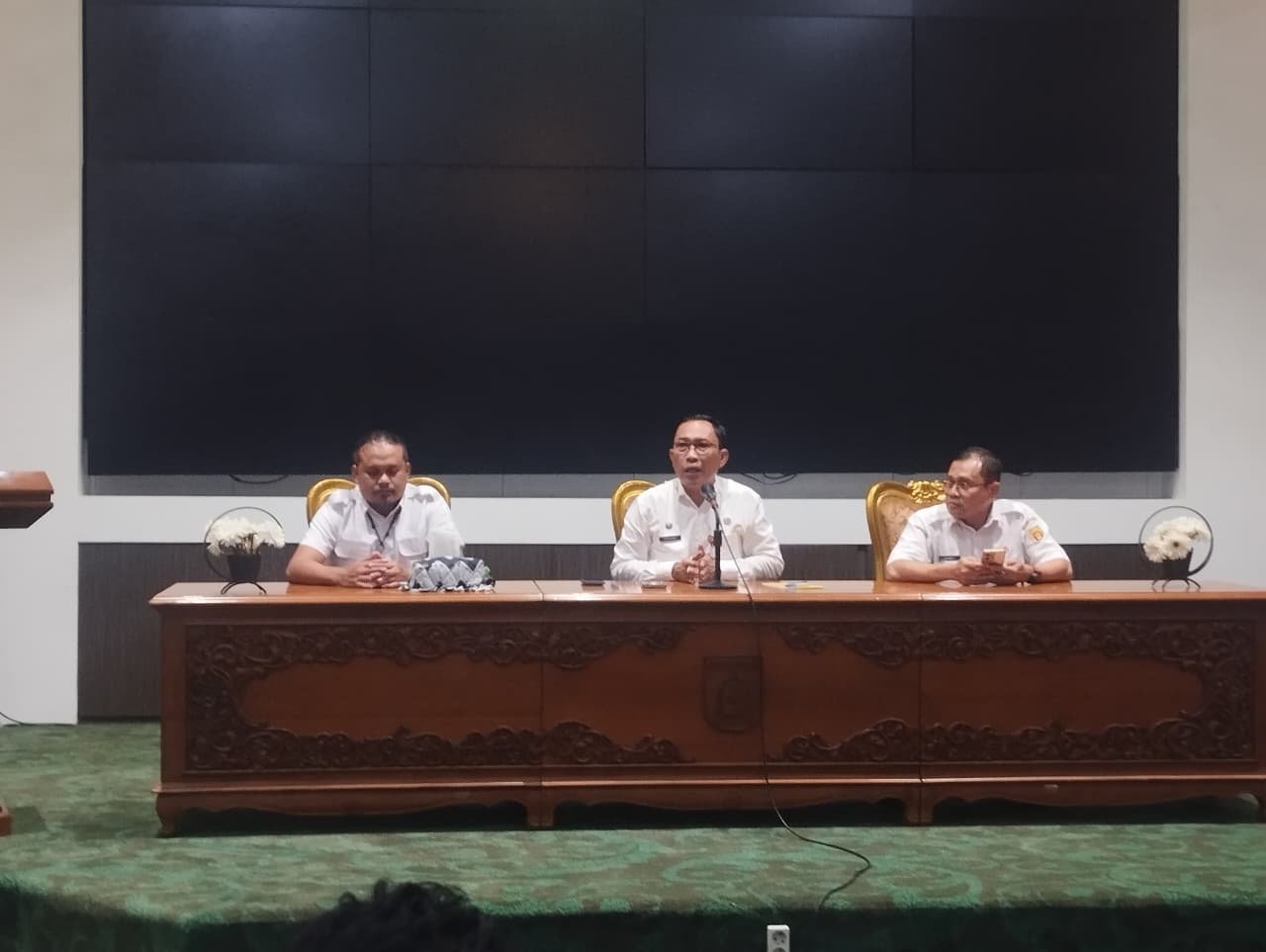JUMPA PERS: Sekda Banjarbaru Sirajoni memberikan keterangan pers terkait audit dugaan penyelewengan anggaran Dinas Kesehatan Banjarbaru di Aula Gawi Barataan, Rabu (19/11/2025).